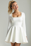 Vestido blanco de satén con cuello cuadrado en línea A