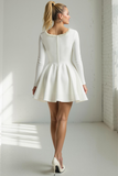 Vestido blanco de satén con cuello cuadrado en línea A