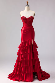 Vestido largo de graduación con corsé de cuentas y sirena roja con volantes y abertura