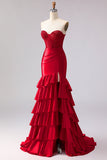 Vestido largo de graduación con corsé de cuentas y sirena roja con volantes y abertura