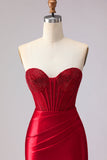 Vestido largo de graduación con corsé de cuentas y sirena roja con volantes y abertura