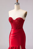 Vestido largo de graduación con corsé de cuentas y sirena roja con volantes y abertura