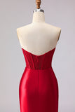 Vestido largo de graduación con corsé de cuentas y sirena roja con volantes y abertura