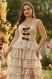 Vestido largo de graduación de talla grande con abertura de puntas negras de puntas negras de albaricoque y tirantes