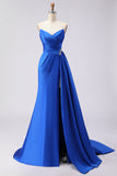 Vestido largo de satén de satén con sirena azul real y tirantes