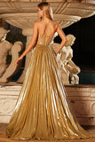 Vestido largo de graduación metálico dorado sin tirantes plisados con cuentas y corte largo