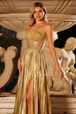 Vestido largo de graduación metálico dorado sin tirantes plisados con cuentas y corte largo