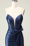 Vestido largo de fiesta con corsé de cuentas sin tirantes y sirena azul marino con lazo