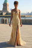 Vestido largo de graduación con cuentas y sirena dorada con abertura
