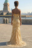 Vestido largo de graduación con cuentas y sirena dorada con abertura