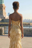 Vestido largo de graduación con cuentas y sirena dorada con abertura