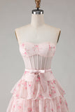 Vestido largo de graduación con corsé rosa floral sin tirantes y estampado de una línea A con volantes