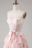 Vestido largo de graduación con corsé rosa floral sin tirantes y estampado de una línea A con volantes