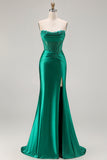 Vestido largo largo de graduación de sirena sin tirantes verde oscuro con cuentas y abertura