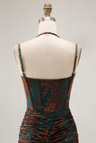 Vestido de dama de honor fruncido con corsé de terciopelo quemado y tirantes de espagueti verde oscuro