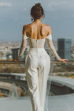 Monos de novia blancos con hombros descubiertos y encaje