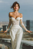 Monos de novia blancos con hombros descubiertos y encaje