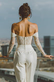 Monos de novia blancos con hombros descubiertos y encaje