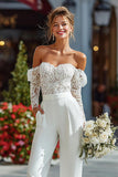 Monos de novia blancos de encaje con hombros descubiertos y bolsillos