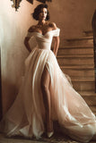 Vestido de novia blanco con hombros descubiertos y abertura