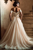 Vestido de novia blanco con hombros descubiertos y abertura
