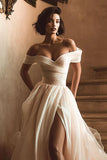 Vestido de novia blanco con hombros descubiertos y abertura