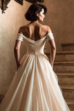 Vestido de novia blanco con hombros descubiertos y abertura