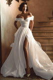 Vestido de novia blanco con hombros descubiertos y abertura