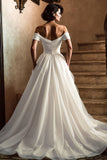 Vestido de novia blanco con hombros descubiertos y abertura