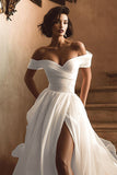 Vestido de novia blanco con hombros descubiertos y abertura