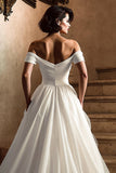 Vestido de novia blanco con hombros descubiertos y abertura