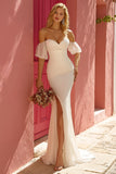 Vestido de novia con volantes de sirena con hombros descubiertos en marfil