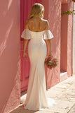 Vestido de novia con volantes de sirena con hombros descubiertos en marfil