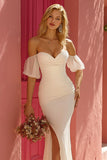Vestido de novia con volantes de sirena con hombros descubiertos en marfil