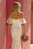 Vestido de novia con volantes de sirena con hombros descubiertos en marfil