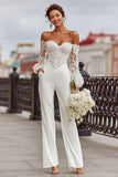 Monos de novia blancos con hombros descubiertos y encaje con bolsillos