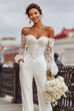 Monos de novia blancos con hombros descubiertos y encaje con bolsillos