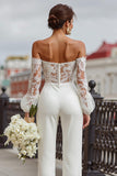 Monos de novia blancos con hombros descubiertos y encaje con bolsillos