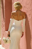 Vestido de novia de sirena marfil con hombros descubiertos y abertura
