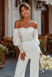 Monos de novia blancos con hombros descubiertos y encaje