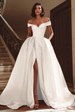 Vestido de novia blanco con hombros descubiertos y satén con abertura