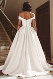Vestido de novia blanco con hombros descubiertos y satén con abertura