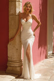 Vestido de novia largo fruncido con tirantes finos de sirena marfil con abertura
