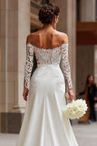 Monos de novia blancos con hombros descubiertos y apliques con bolsillos