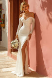 Vestido de novia sirena blanco con hombros descubiertos con abertura