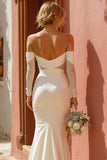 Vestido de novia sirena blanco con hombros descubiertos con abertura