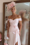Vestido de Madre de la Novia con Hombros Descubiertos Fruncido en Rosa Caramelo con Abertura