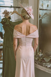 Vestido de la madre de la novia con hombros descubiertos en rosa rubor