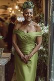 Vestido largo de la madre de la novia con hombros descubiertos de salvia polvorienta