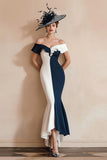 Vestido largo de sirena en blanco y negro con volantes y hombros descubiertos de la madre de la novia
